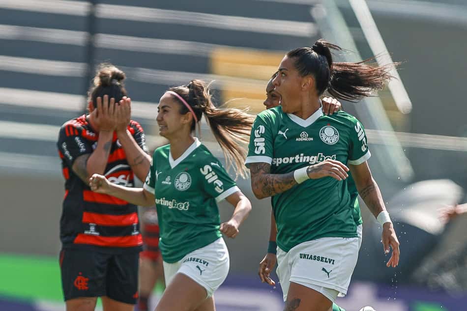 Brena comemora segundo gol do Palmeiras diante do Flamengo pelo Brasileirão Feminino. (Foto: Rebeca Reis/ Staff Images Woman/ CBF)