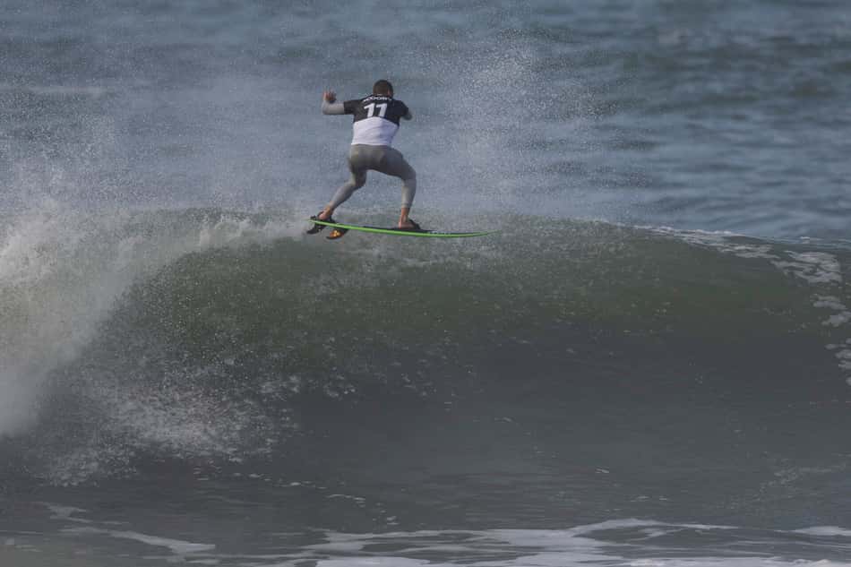 Pedro Scooby em ação no Itacoatiara Big Wave de 2025 (Foto: Pablo PORCIUNCULA / AFP)