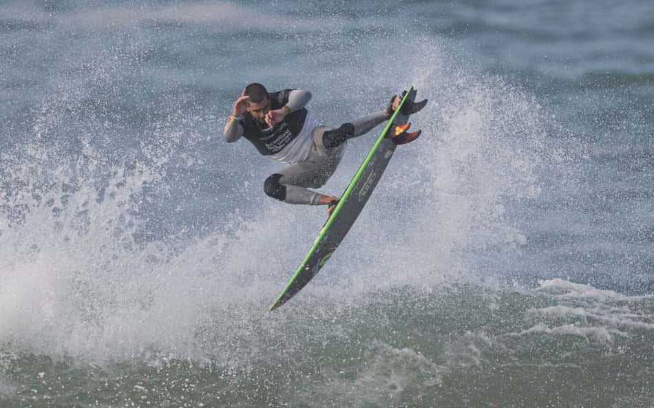 Lucas Chumbo e Pedro Scooby conquistam título no Itacoatiara Big Wave
