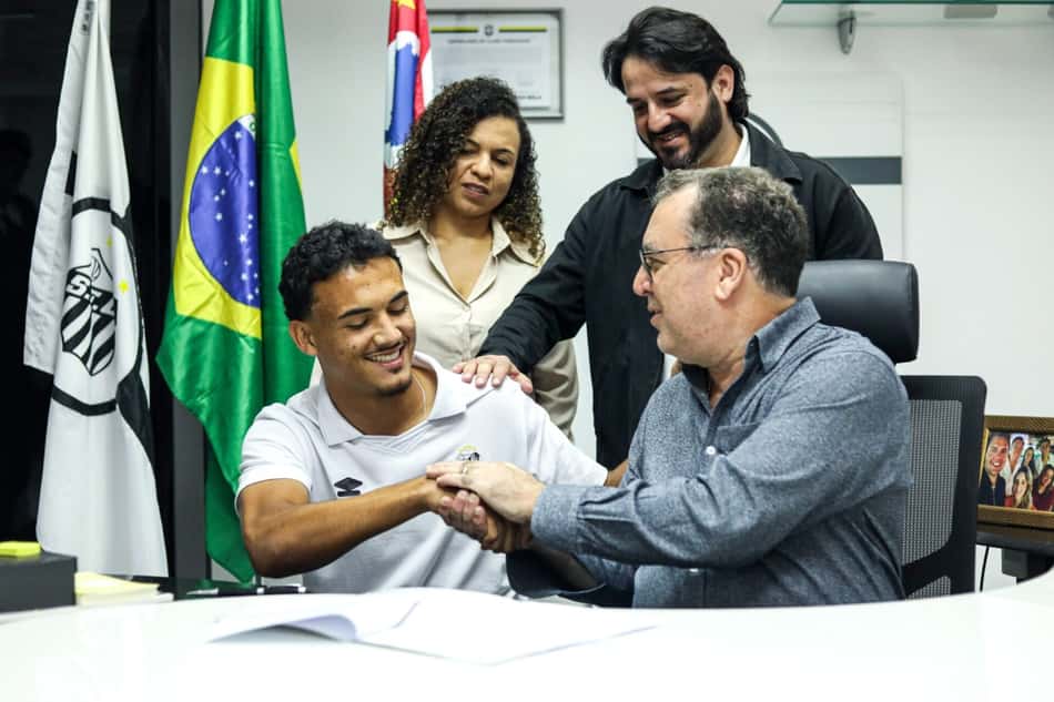 Ao lado da família e do presidente Marcelo Teixeira, Pepê celebra novo acordo com o Santos. (Foto: Reinaldo Campos/Santos FC)
