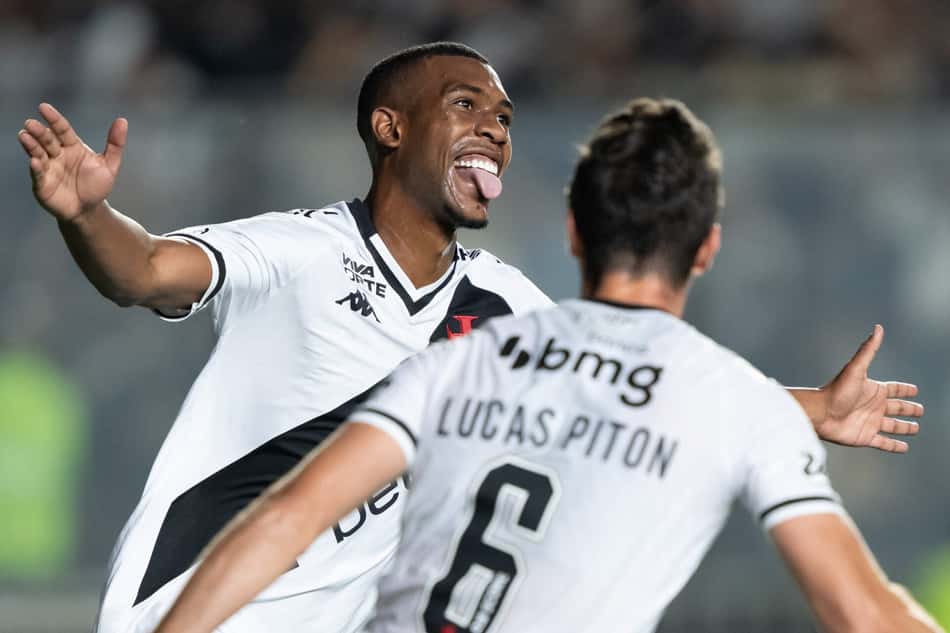 Rayan, jogador do Vasco, comemora seu gol durante partida contra o CSA em São Januário