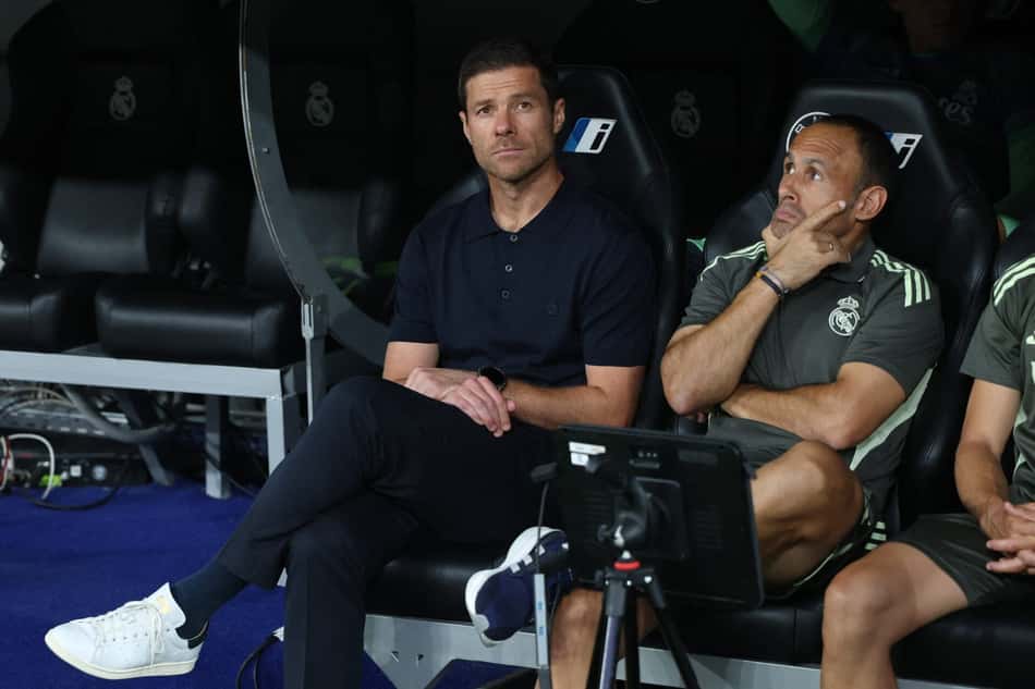 Xabi Alonso no comando do Real Madrid diante do Osasuna (Foto: Thomas Coex/AFP)