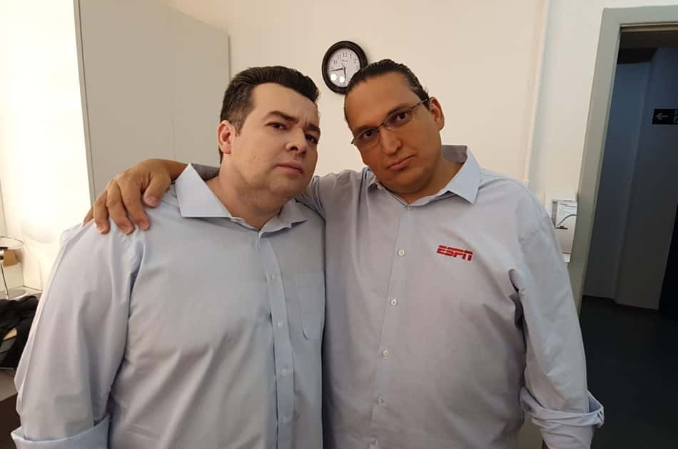 Narradores da NBA, Rômulo Mendonça e Ricardo Bucarelli em bastidores da ESPN (Foto: Reprodução/Twitter)