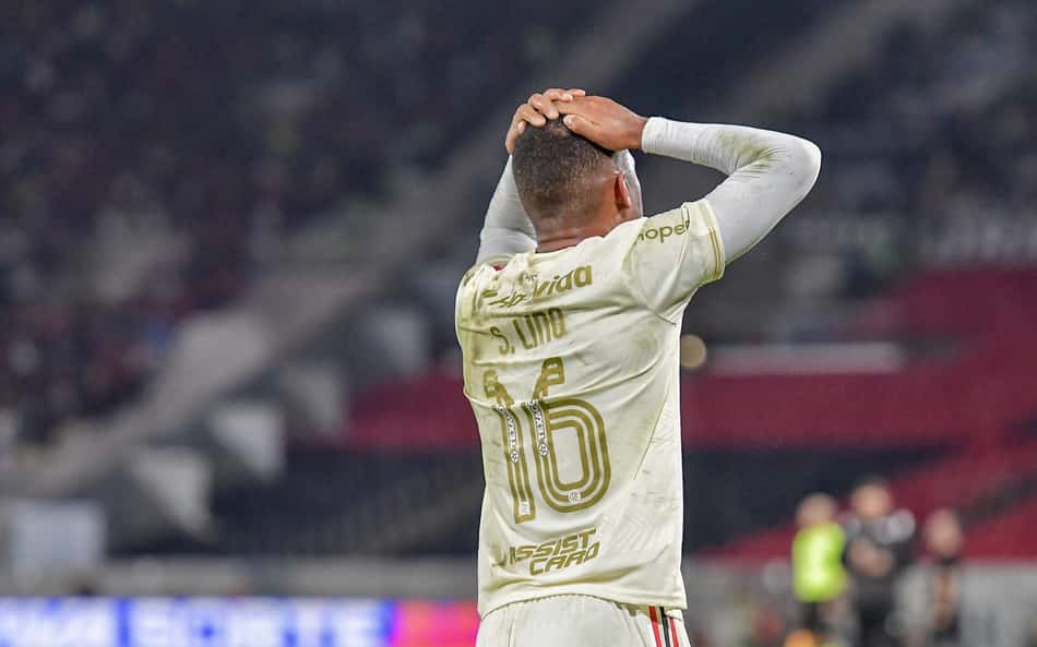 Jornal espanhol repercute estreia de Saúl e Samuel Lino no Flamengo: 'Infeliz'