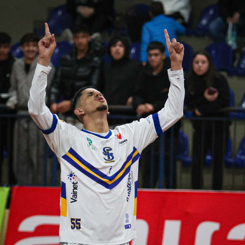 Comemoração de Matheus, na vitória do São Joseense sobre o Ceará por 3 a 1 (Foto: Junior Vilarinho)