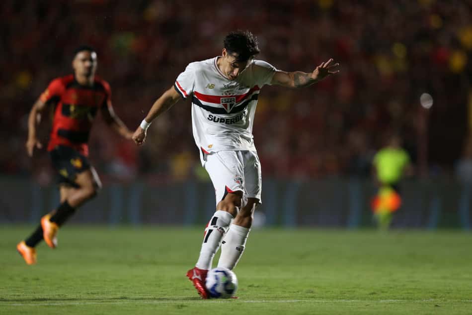 Dinenno, do São Paulo, em ação contra o Sport na Ilha do Retiro pelo Brasileirão