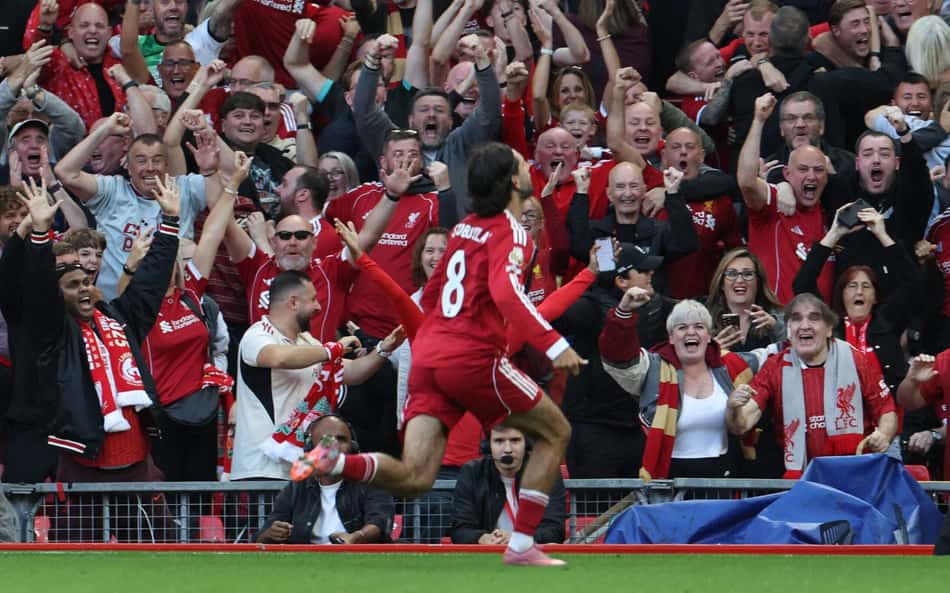 Liverpool vence o Arsenal com pintura e assume liderança da Premier League