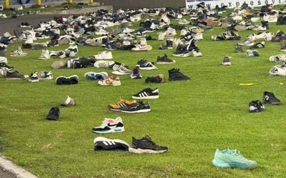 Torcedores sul-americanos se revoltam e lançam sapatos em campo; veja imagens
