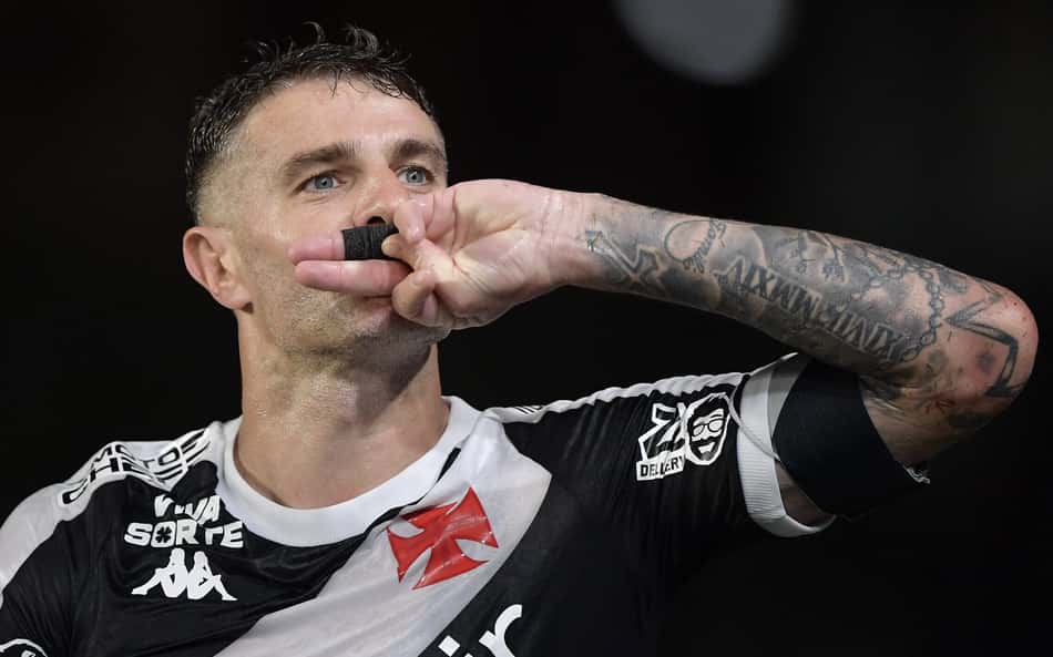 Vegetti comemora gol no jogo do Vasco contra o Fortaleza