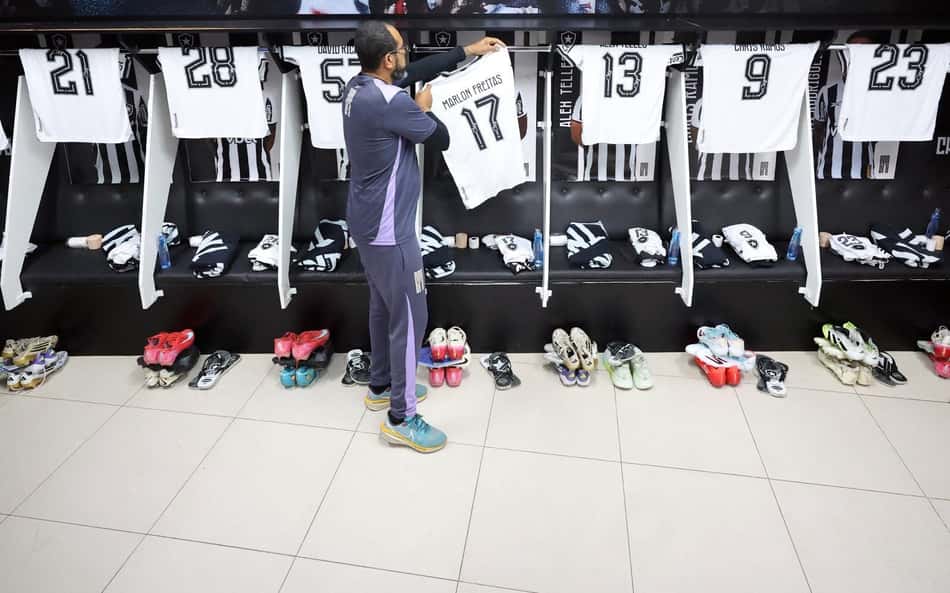 Botafogo tem retorno e nova formação para clássico com o Vasco; veja escalação