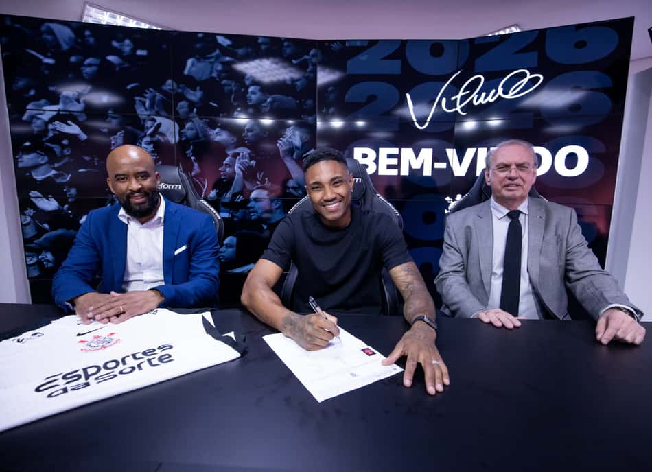 Vitinho assina contrato com o Corinthians (Foto: Rodrigo Coca / Agência Corinthians)