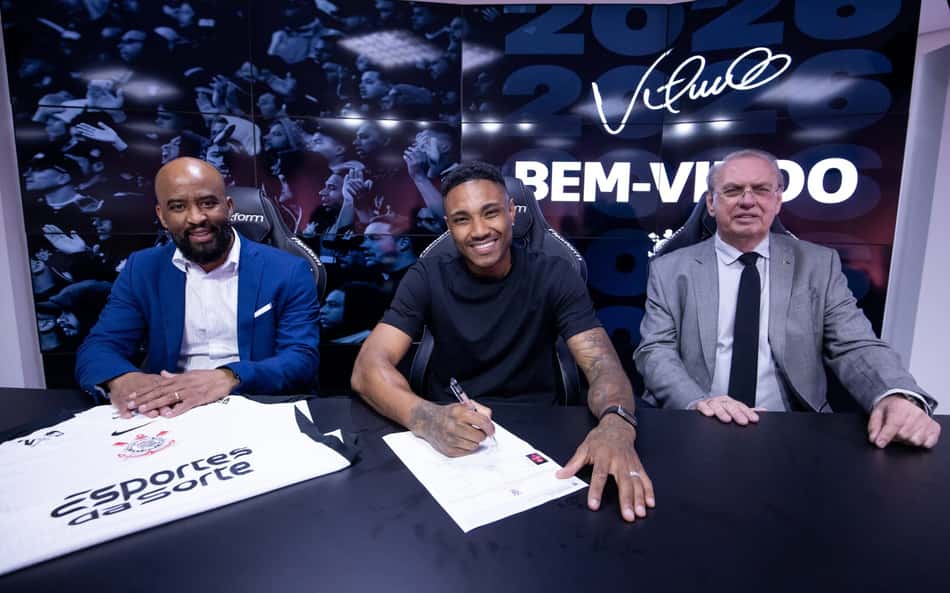 Vitinho assina contrato com o Corinthians (Foto: Rodrigo Coca / Agência Corinthians)