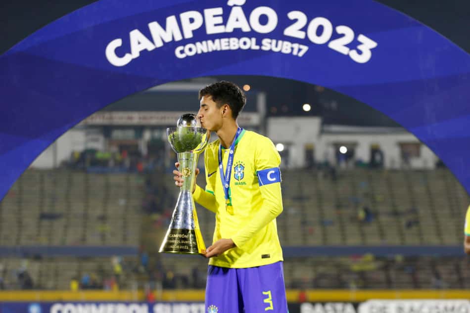 Revelado pelo Palmeiras, Vitor Reis posa com troféu do Sul-Americano sub-17 de 2023 (Foto: Rafael Ribeiro/CBF)