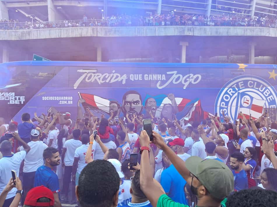 Torcida do Bahia recepciona o ônibus com festa antes da partida contra o Confiança (Foto: Rafael do Carmo / Lance!)