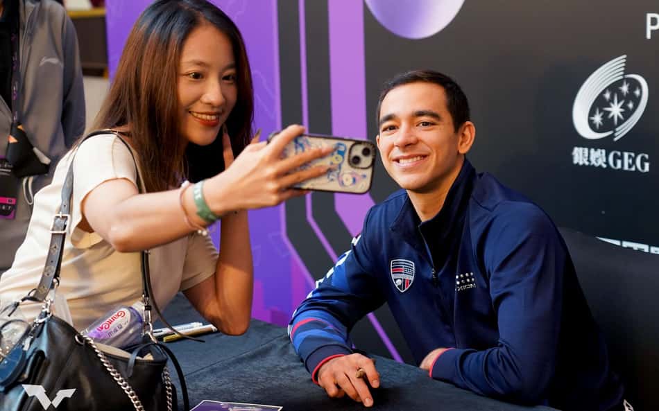 Hugo Calderano durante sessão de autógrafos em Macau (Divulgação/WTT)