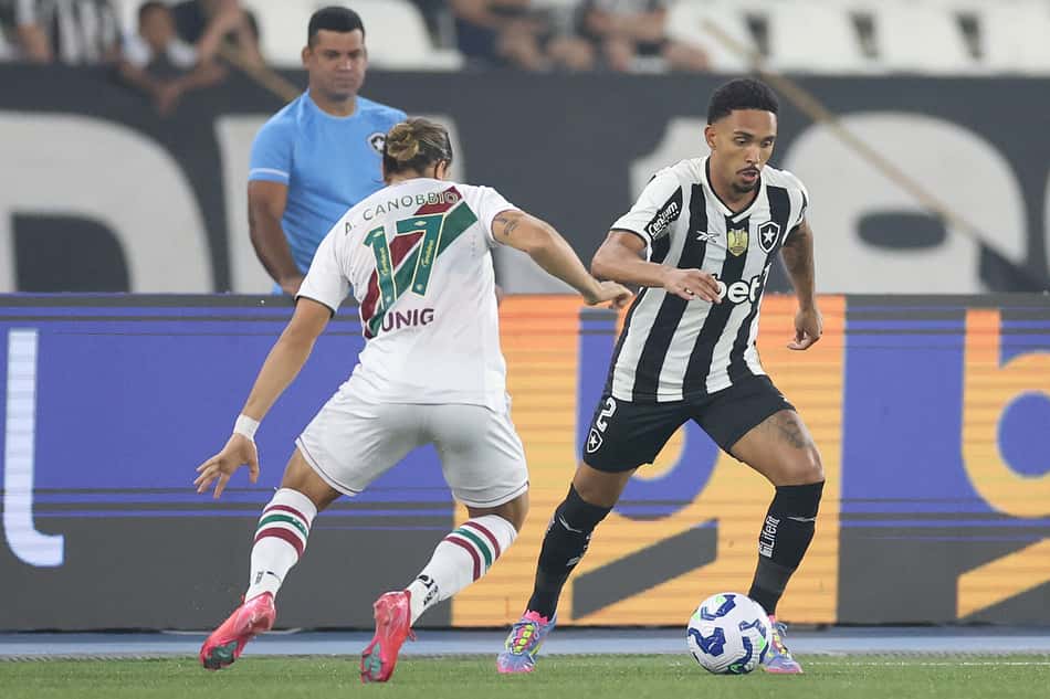 Vitinho, do Botafogo, e Canobbio, do Fluminense (Foto: Vítor Silva/Botafogo)