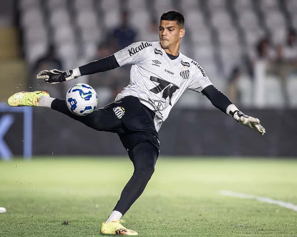 Gabriel Brazão durante aquecimento para o duelo entre o Santos e o Red Bull Bragantino no primeiro turno do Brasileirão. (Foto: Raul Baretta/ Santos FC)