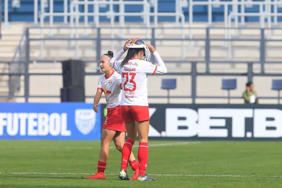 Com chapéu de couro, Thayslane comemora gol pelo Bragantino e homenageia origens. (Foto:  Fernando Roberto/Red Bull Bragantino)