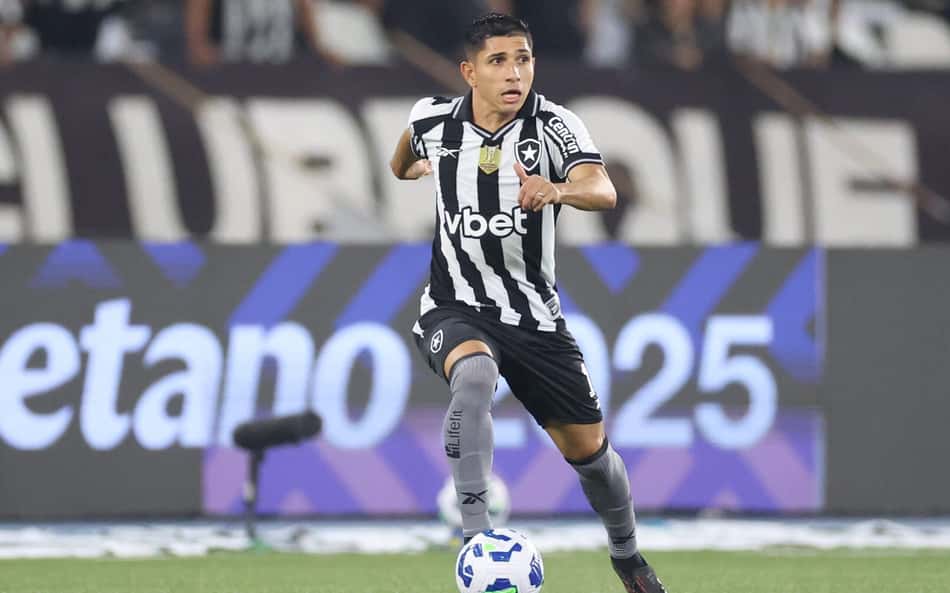 Savarino fica fora de convocação e poderá jogar clássico pelo Botafogo