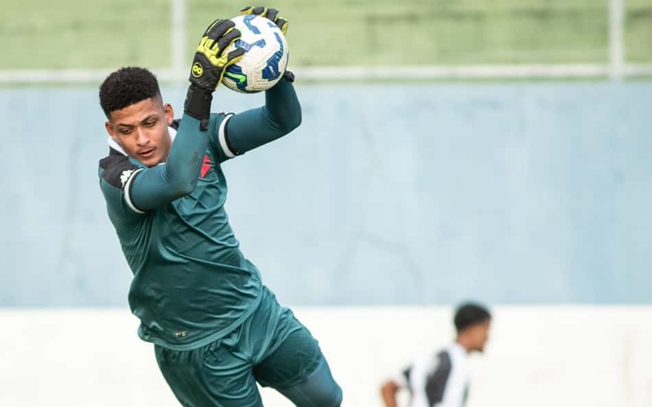 Goleiro da base assina contrato profissional com o Vasco