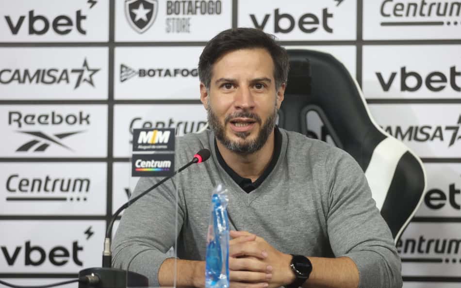 Diretor do Botafogo pede punição a árbitro: 'Uma vergonha'