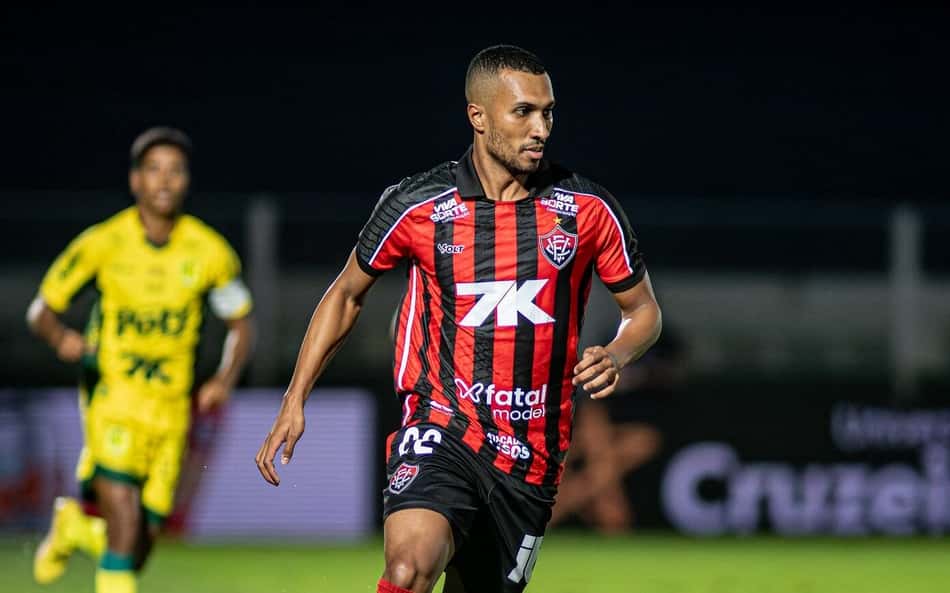 Lucas Braga em ação contra o Mirassol (Foto: Victor Ferreira / EC Vitória)