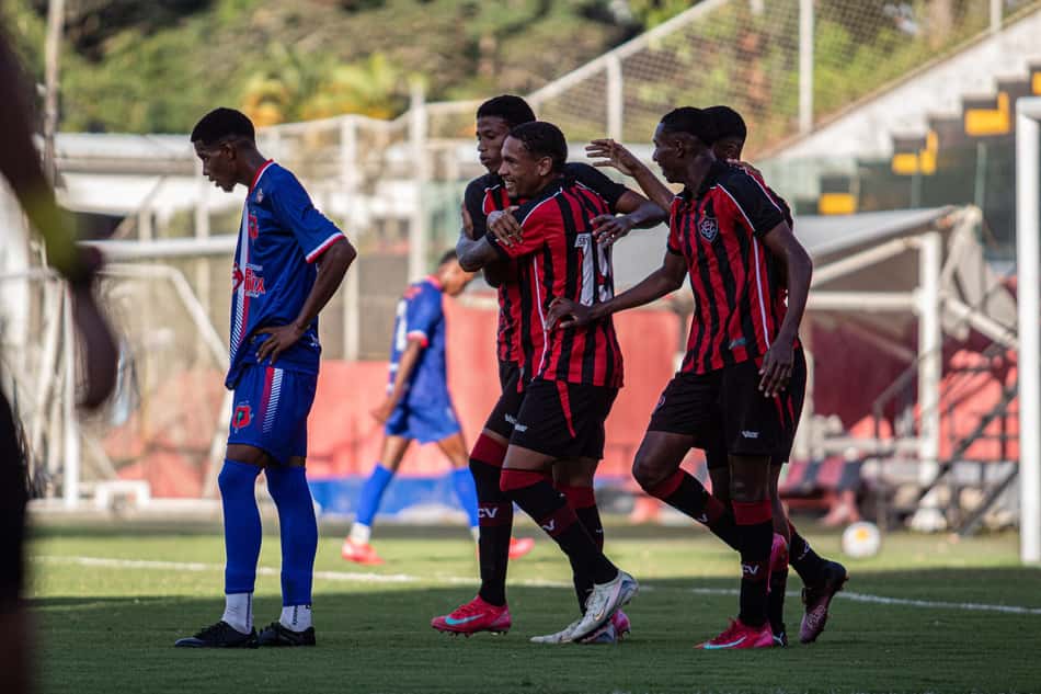 Jogadores do sub-20 do Vitória comemoram gol contra o Americano (Foto: Karla Porto / EC Vitória)