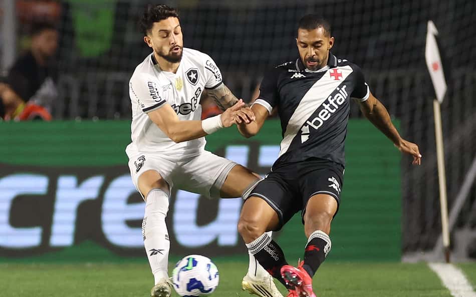 Paulo Henrique com a marcação de Alex Telles em Vasco e Botafogo (Foto: Vítor Silva/Botafogo)