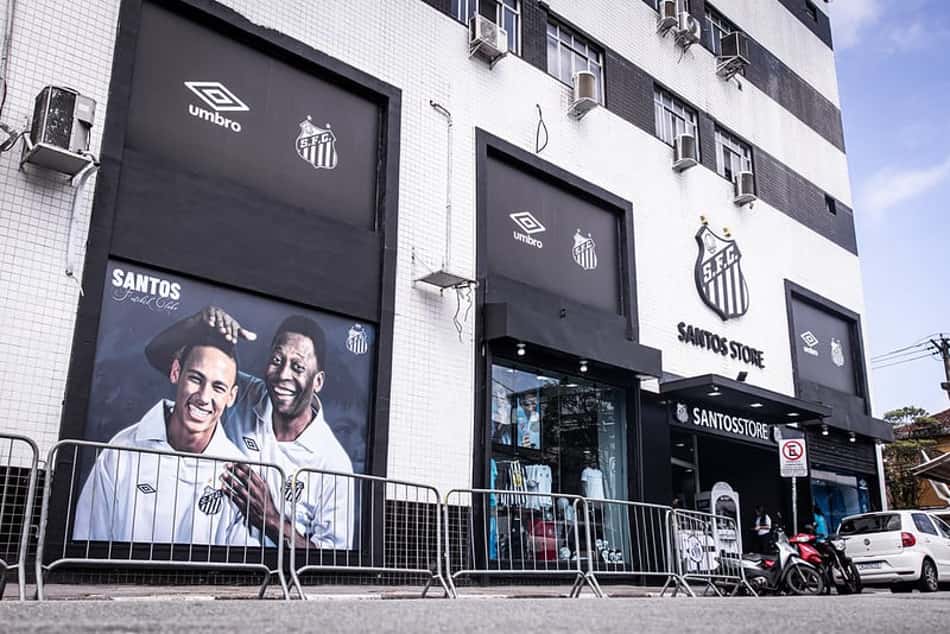 Nova loja da Santos Store destaca foto de Neymar e Pelé na Vila Belmiro. (Foto: Fotos: Raul Baretta/ Santos FC)
