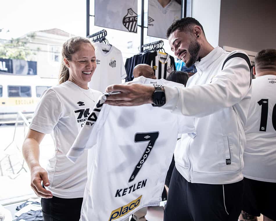 A jogadora das Sereias da Vila Ketlen Wiggers, que está grávida, participou do evento da loja. (Foto: Raul Baretta/ Santos FC)