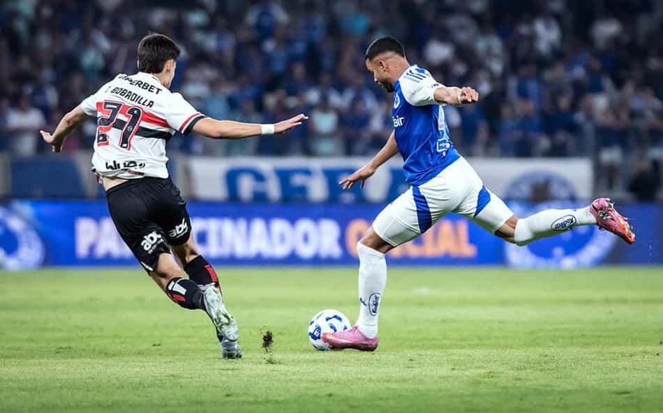 Wanderson, do Cruzeiro, cerca do por Bobadilla, do São Paulo (Foto: Gustavo Aleixo/Cruzeiro)