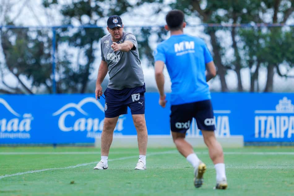 Rogério Ceni orienta jogadores do Bahia durante treino (Foto: Rafael Rodrigues / EC Bahia)
