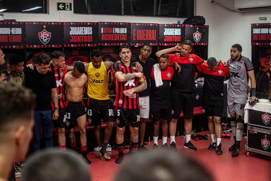 Lucas Halter dicursa no vestiário do Vitória antes da partida contra o Atlético-MG (Foto: Victor Ferreira / EC Vitória)
