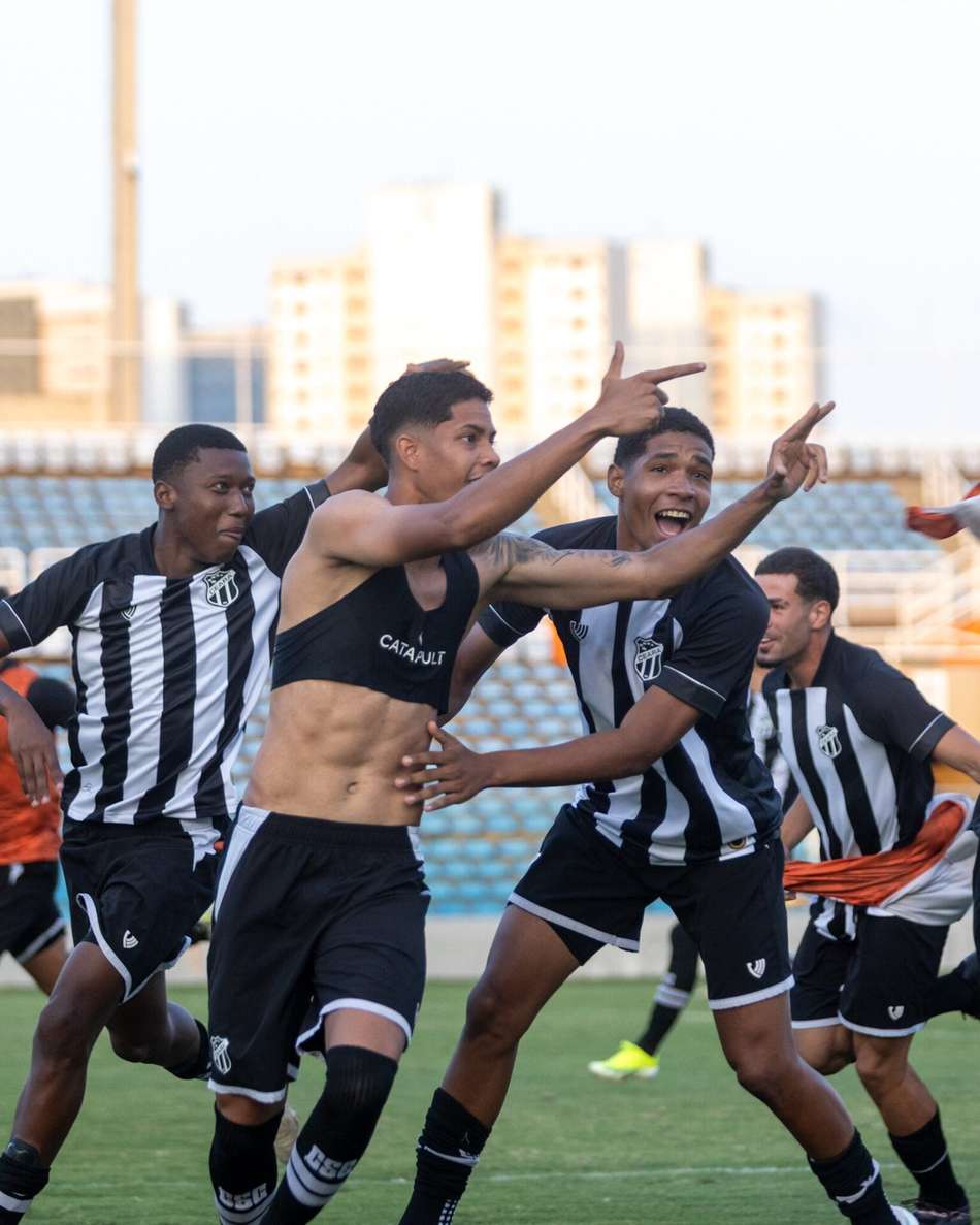 Jogadores do Ceará comemoram gol contra o Fortaleza, na Copa do Nordeste Sub-20 (Foto: Lucas Emanuel/FCF)