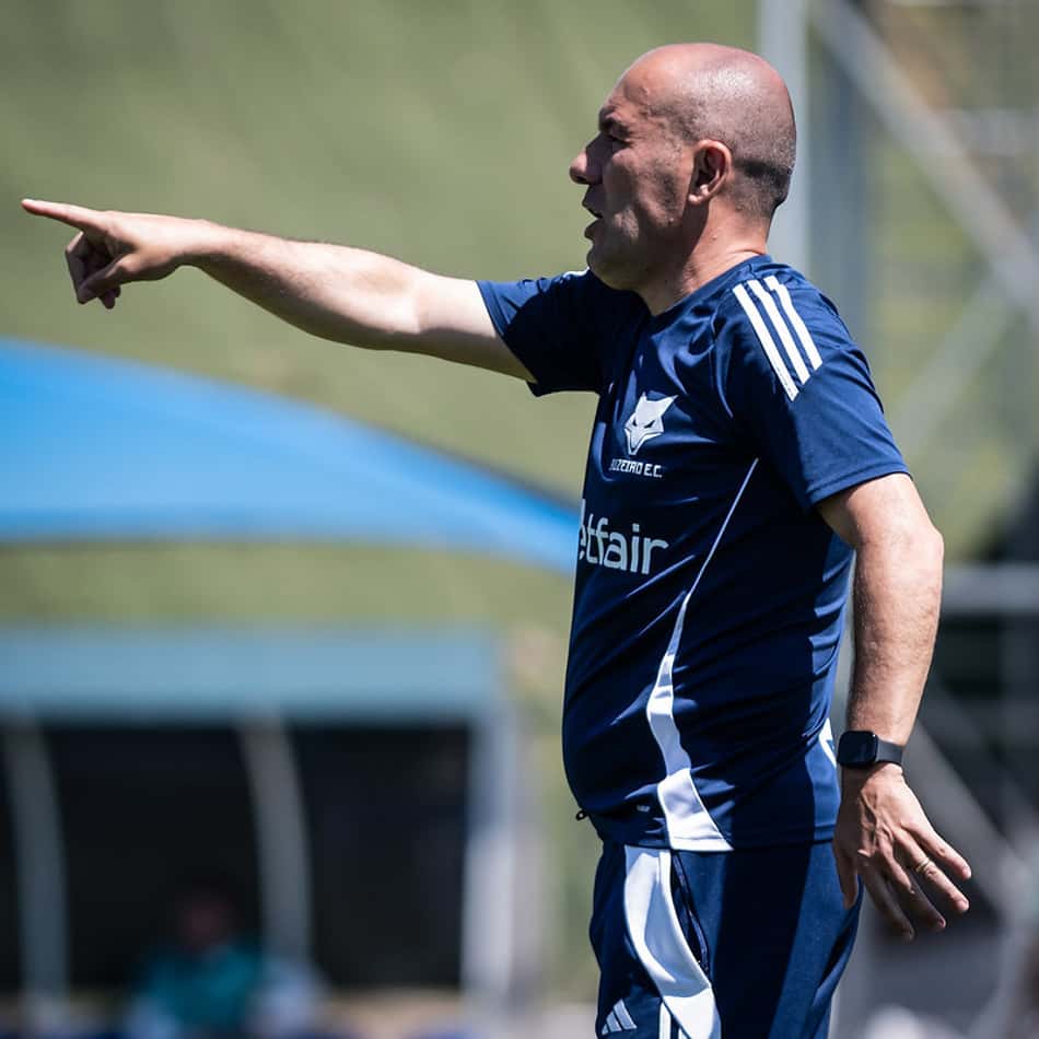 Técnico Leonardo Jardim, do Cruzeiro, na Toca da Raposa (Foto: Gustavo Aleixo/Cruzeiro)
