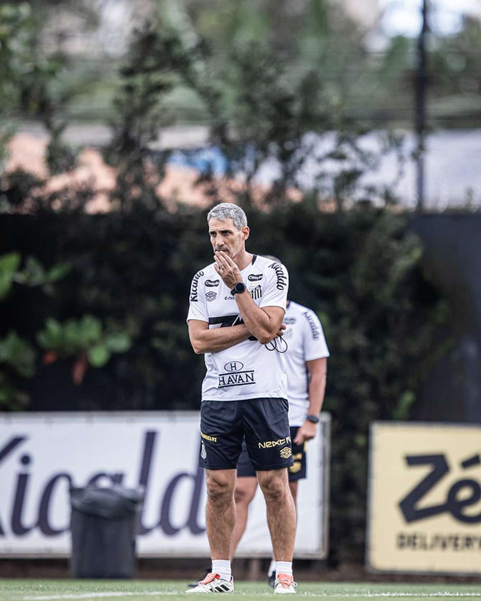 O técnico do Santos, Juan Pablo Vojvoda, vai estrear com o time fora de casa. (Foto: Raul Baretta/ Santos FC)