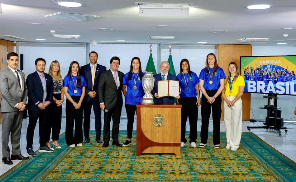 Lula recebe jogadoras da Seleção Feminina e técnico Arthur Elias. (Foto: Ricardo Stuckert / PR)