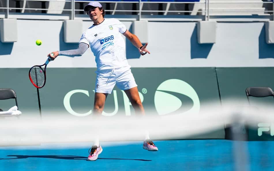 João Fonseca é elogiado por Tsitsipas, adversário na Davis; vídeo