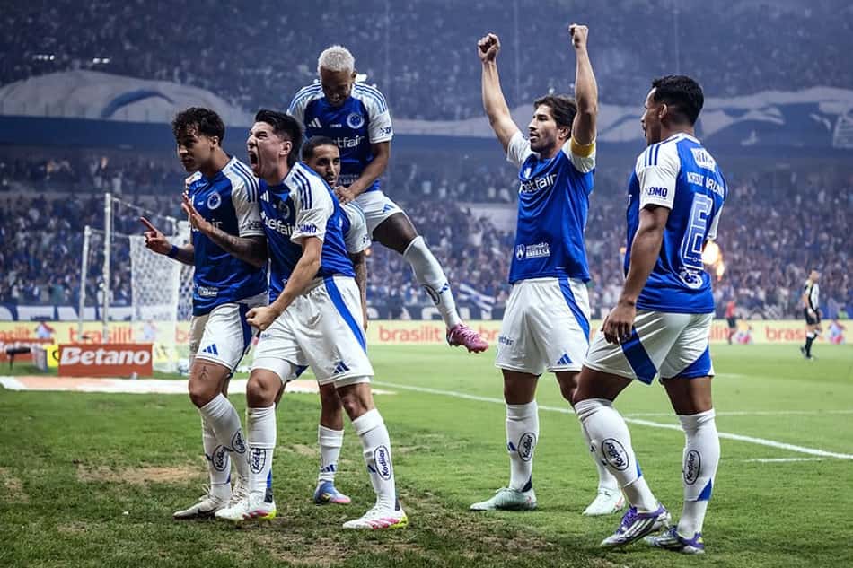 Jogadores do Cruzeiro comemoram gol contra o Atlético-MG (Foto: Gustavo Aleixo/Cruzeiro)
