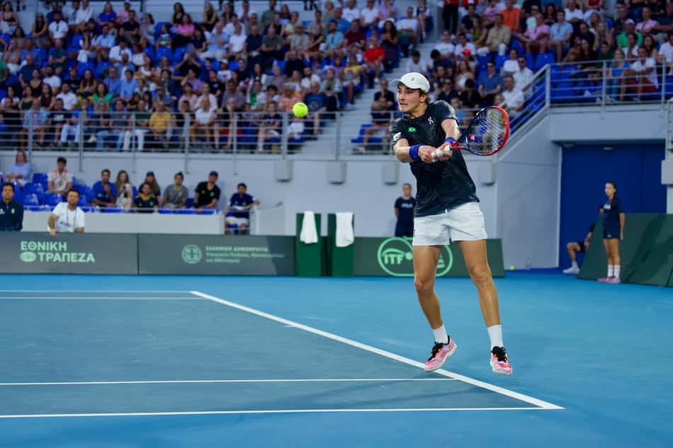 O backhand foi uma das armas de João Fonseca contra o tenista grego