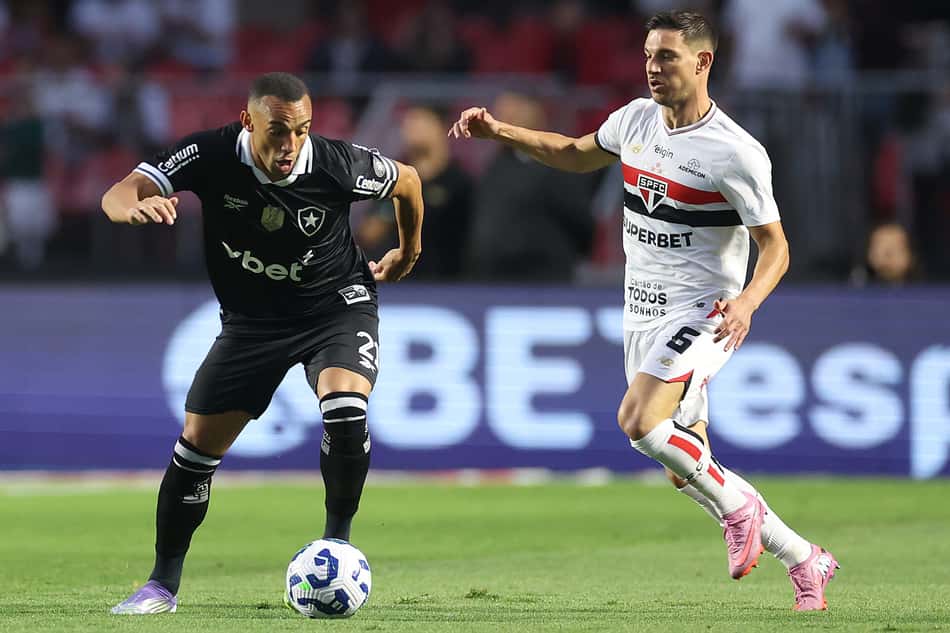 Marçal, do Botafogo, e Cédric, do São Paulo, disputam bola em jogo no Morumbis