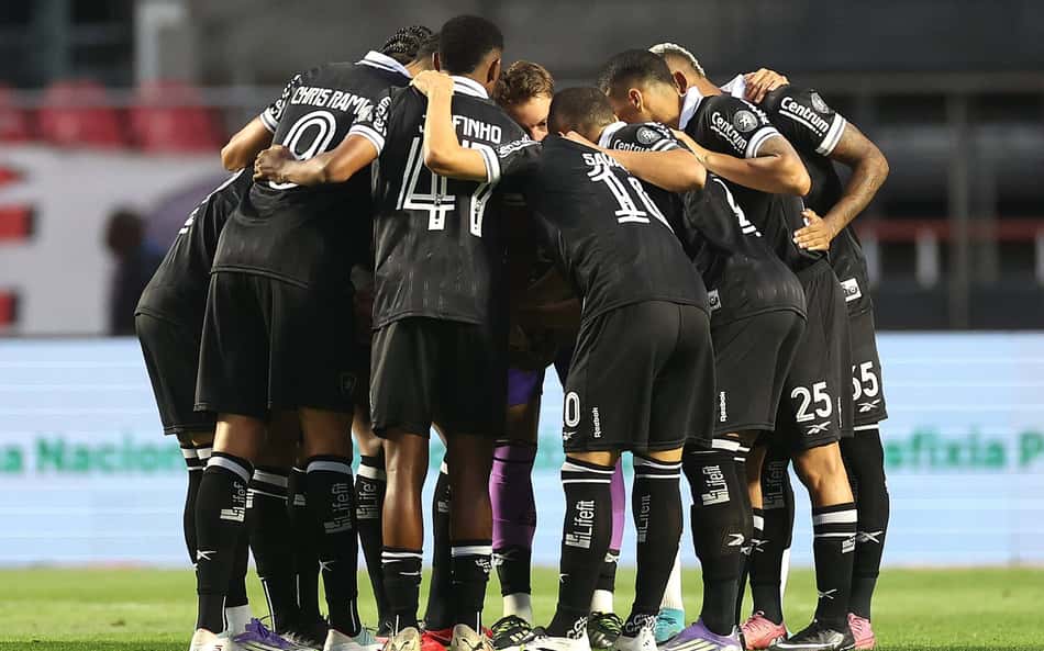 Botafogo não repete formação e falta de padrão liga alerta