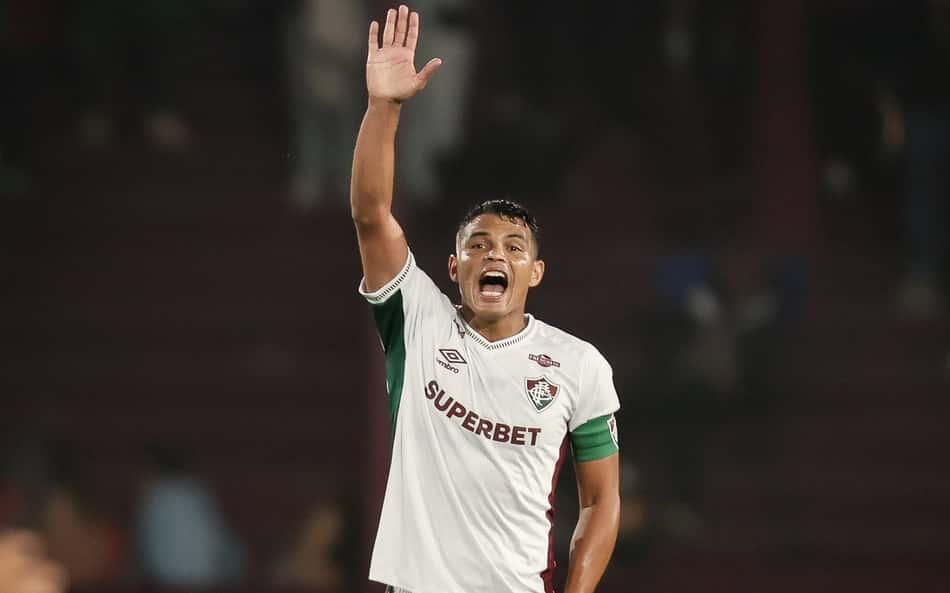 Fluminense enfrenta o Vitória, mas tem cabeça presa no Lanús