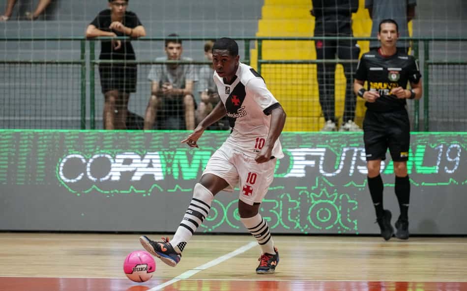 Com jogador expulso, Vasco vence Palma na Copa Mundo do Futsal sub-19
