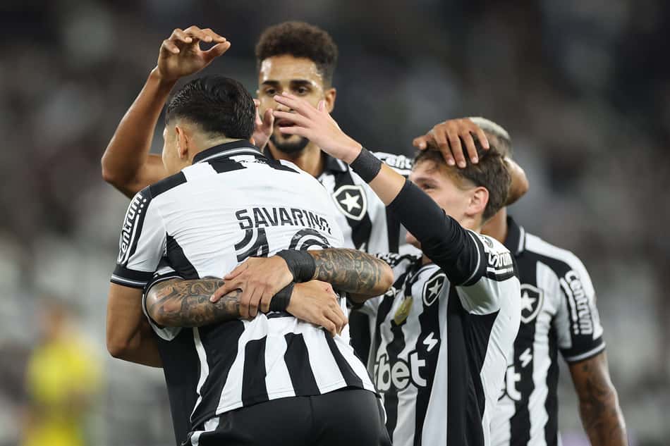 Álvaro Montoro (à direita) celebrando go ldo Botafogo com companheiros (Foto: Vítor Silva/Botafogo)