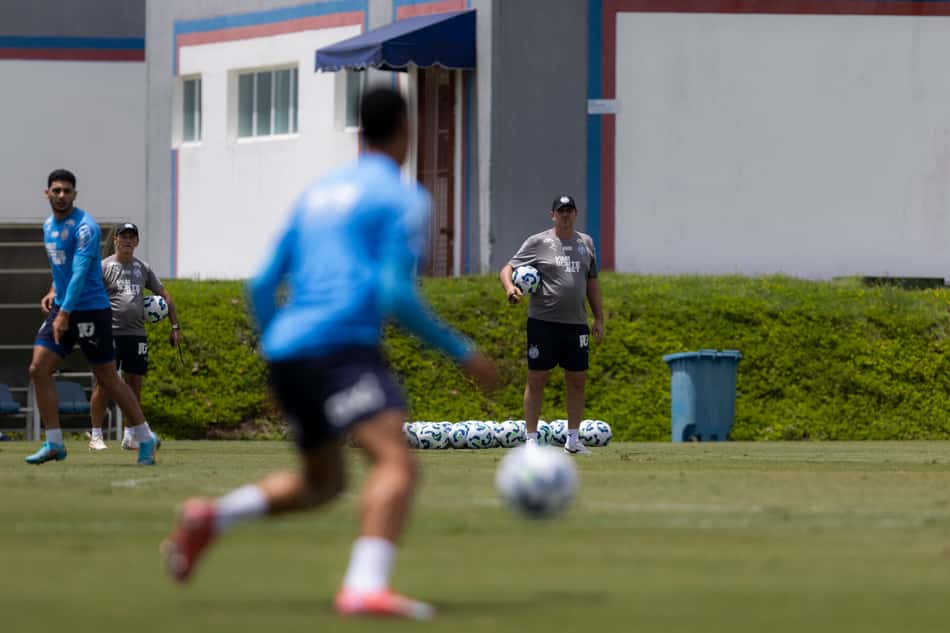 Rogério Ceni observa treino do Bahia (Foto: Rafael Rodrigues/ECB)