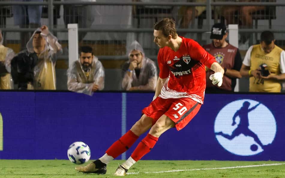 Young chama atenção pelo São Paulo e reforça confiança de Crespo após clássico