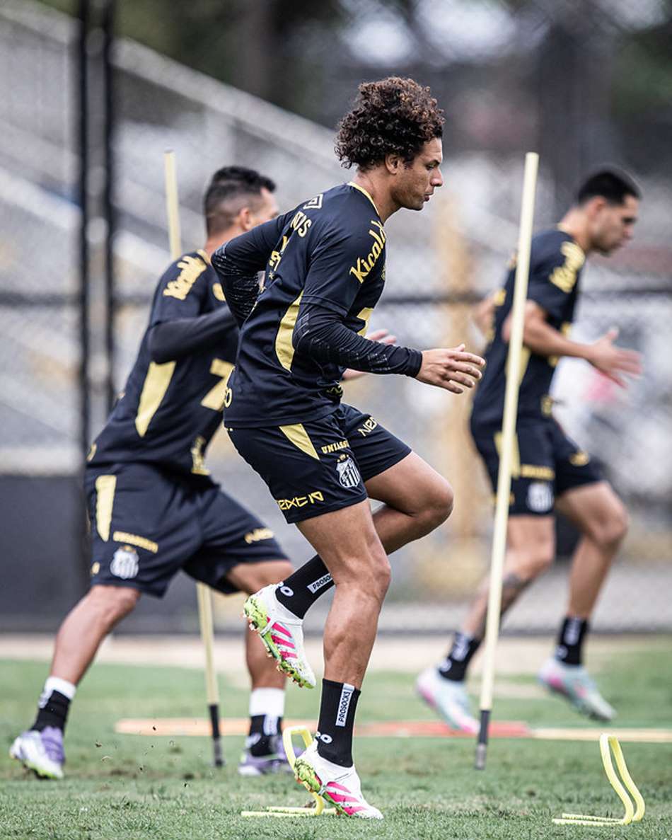 Willian Arão voltou a treinar com o elenco do Peixe na última terça-feira (23). (Foto: Raul Baretta/ Santos FC)