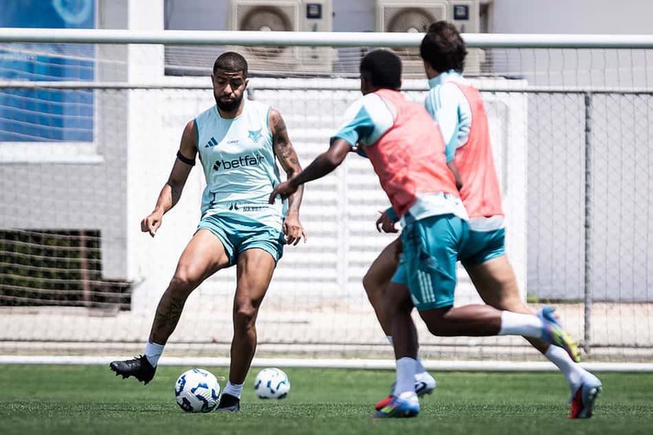 Zagueiro João Marcelo, do Cruzeiro, em treino na Toca da Raposa (Foto: Gustavo Aleixo/Cruzeiro)