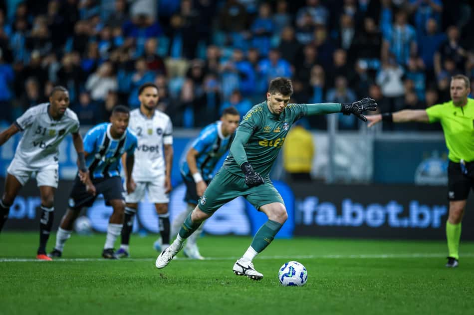 Tiago Volpi fez de pênalti para o Grêmio contra o Botafogo (Foto: Lucas Uebel/Grêmio)